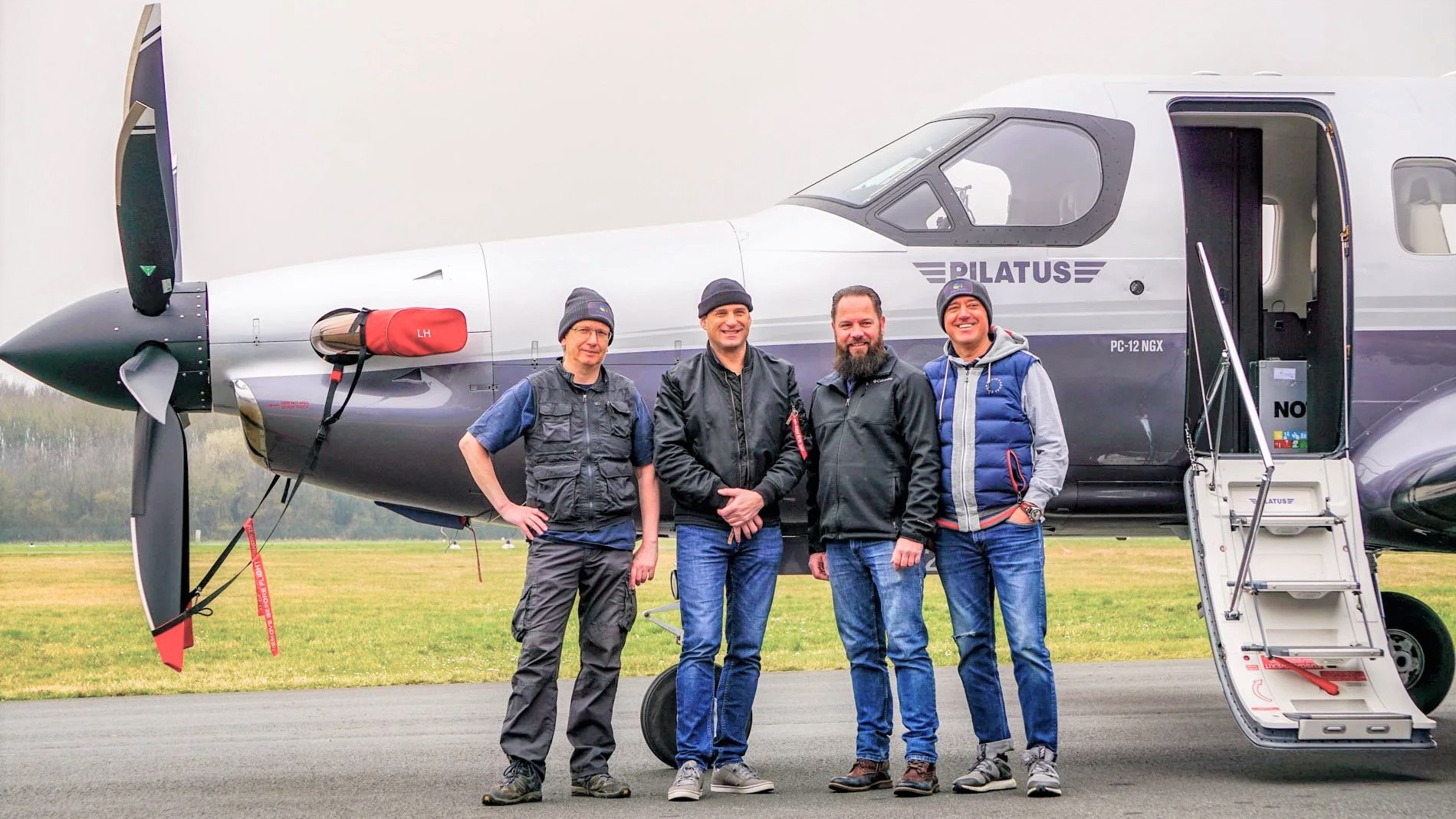Travis Kelley (second from right) and his team are happy about a successful flight preparation.